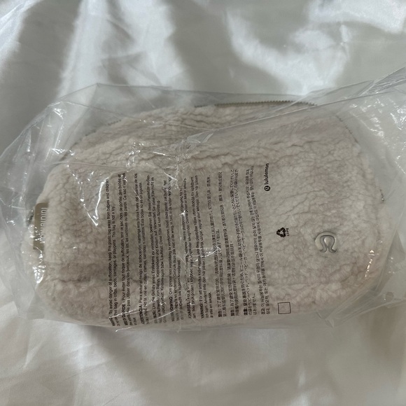 NWT authentic Lululemon Fleece Everywhere Belt Bag in Natural Ivory/trench - Picture 5 of 6